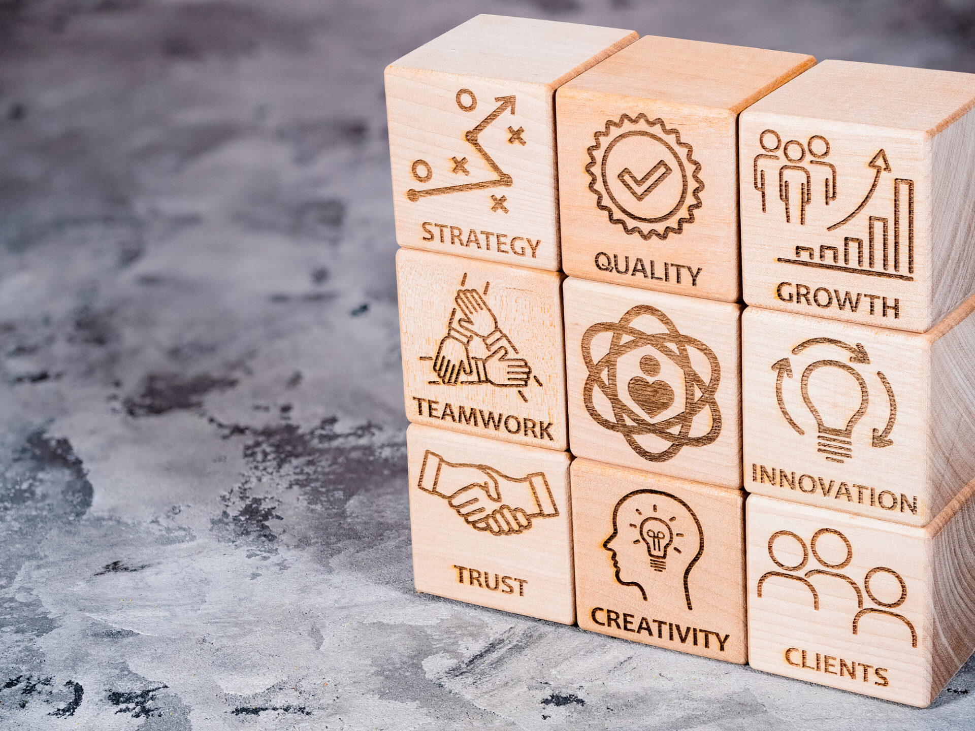 事業戦略の立て方で成果が変わる！競争優位性を高める企業の共通点とは？