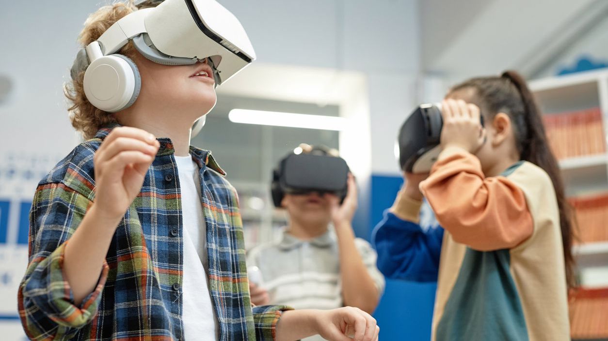 アルファー世代（α世代）とは？特徴・価値観・Z世代との違いと教育・ビジネスへの影響を解説